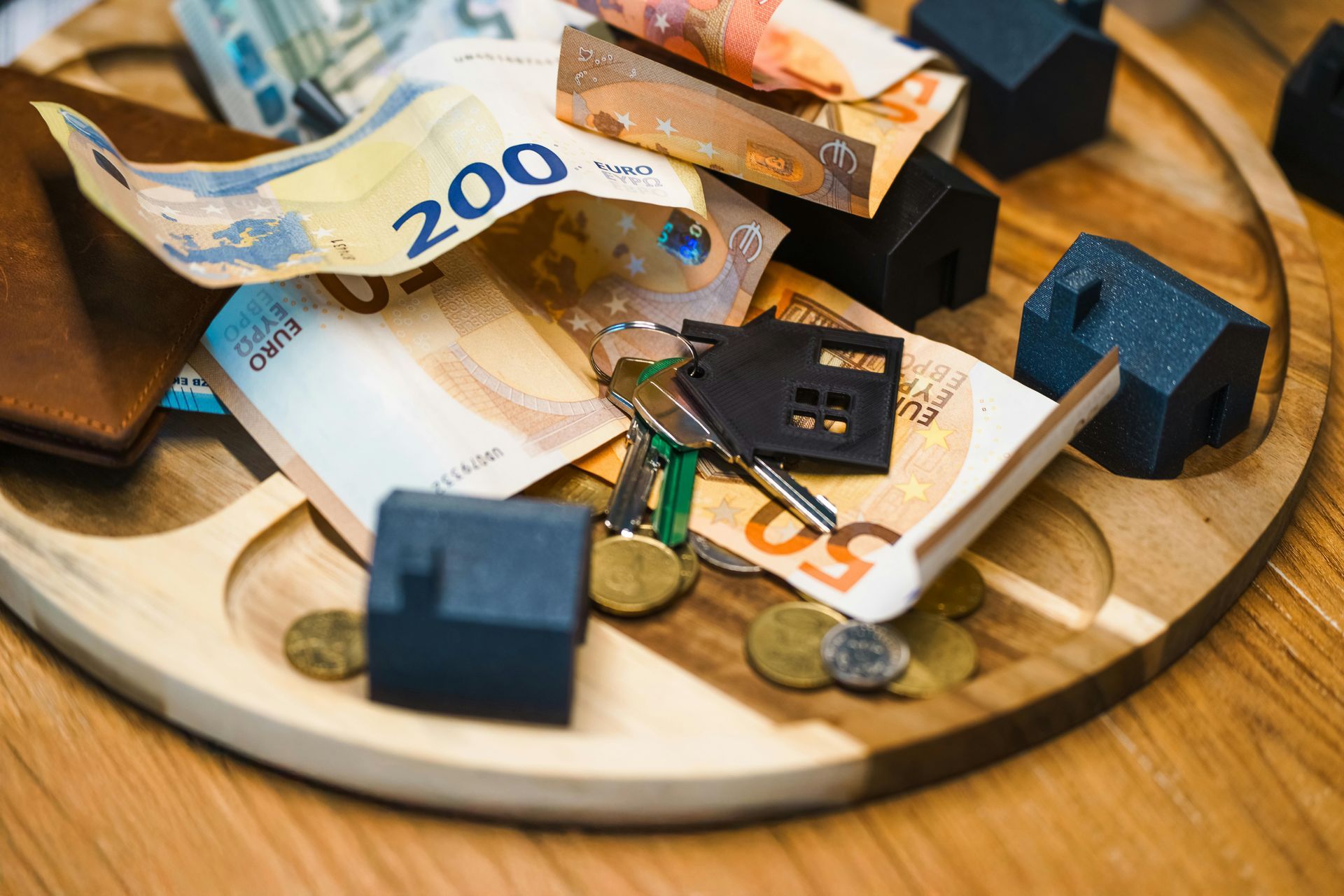 Euro cash and house models for first-time home buyer loans.