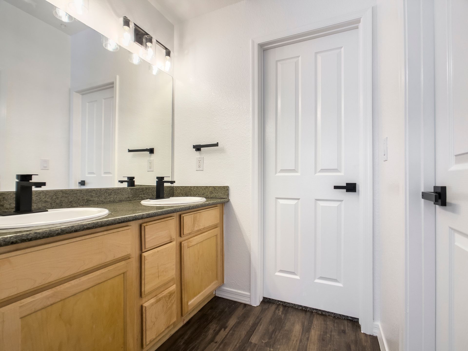 Fringe 61st - Bathroom sink 02