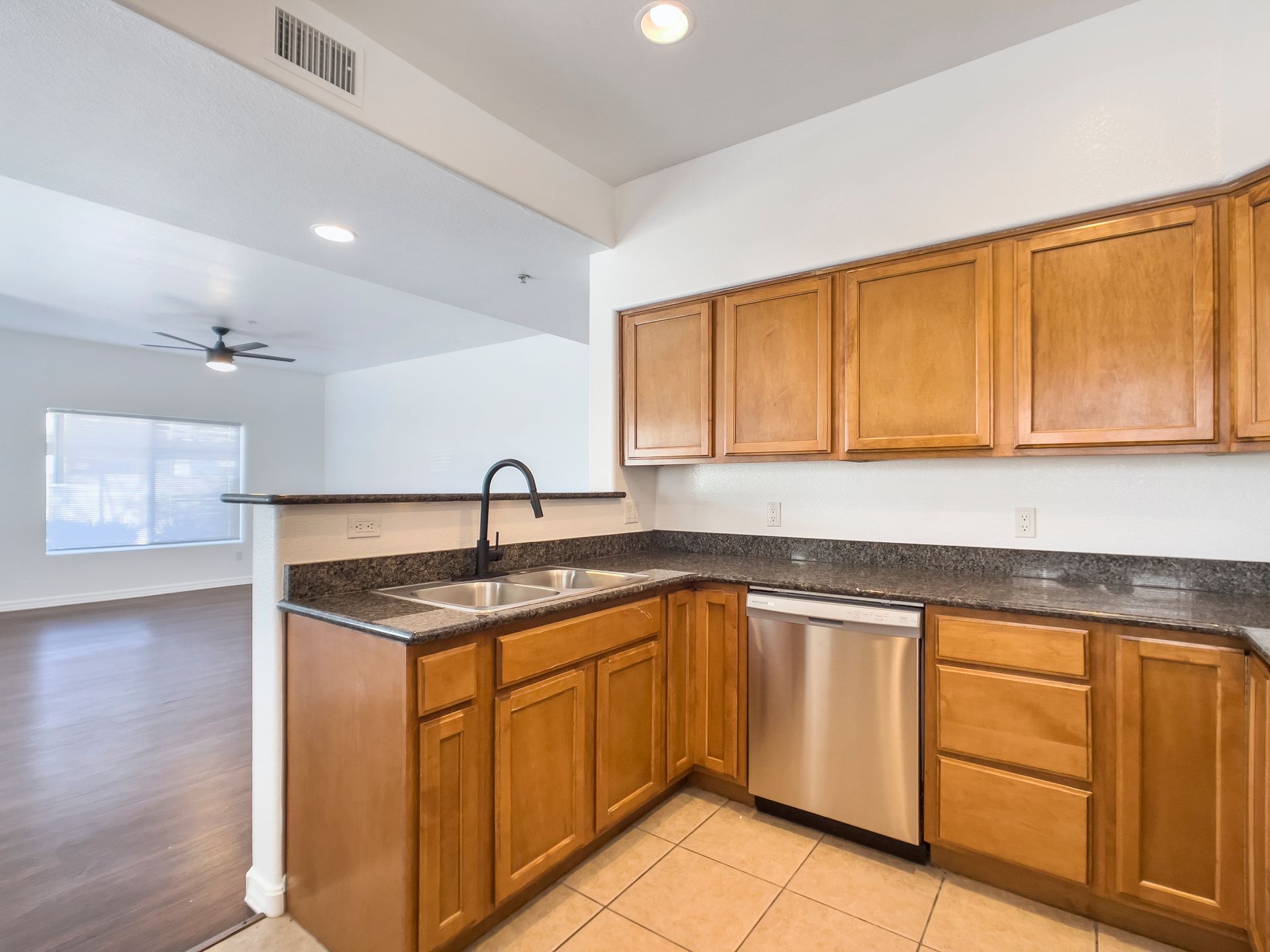 Fringe 61st - Kitchen 02