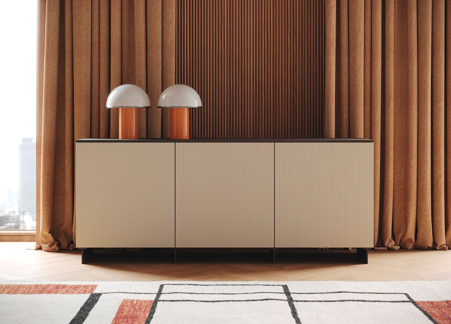 Credenza color cuoio con ante a coste verticali, due lampade a forma di fungo arancioni e tende marroni.