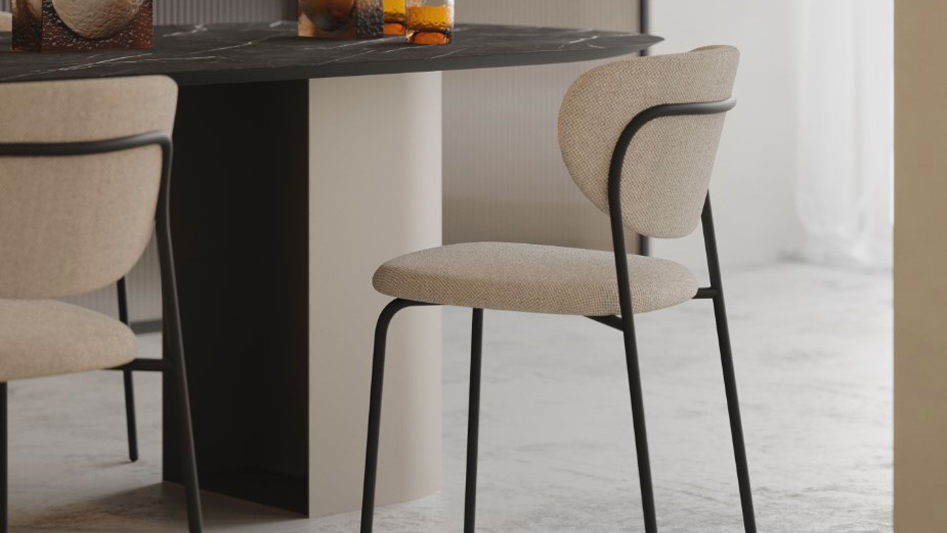 Sedie imbottite beige con struttura in metallo nero vicino a un tavolo scuro.