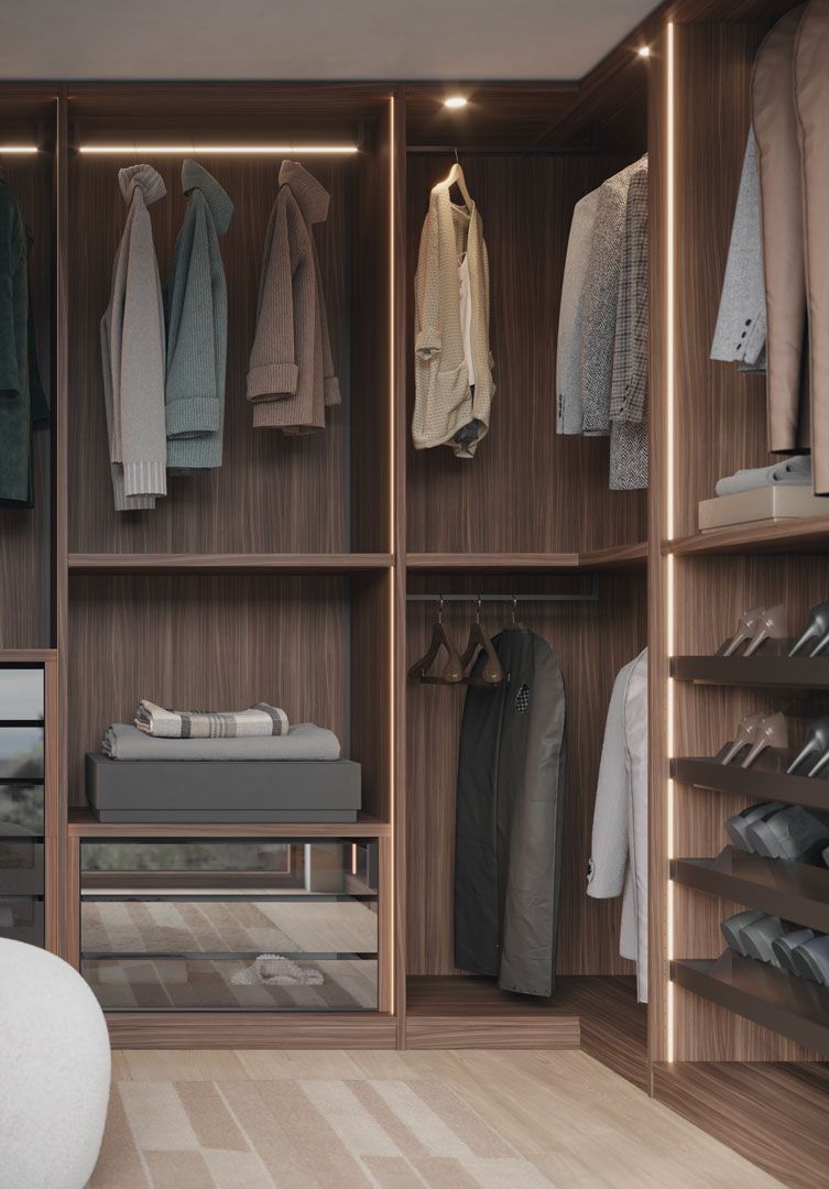 Cabina armadio con appendiabiti, ripiani, cassetti e illuminazione dall'alto, in legno marrone.