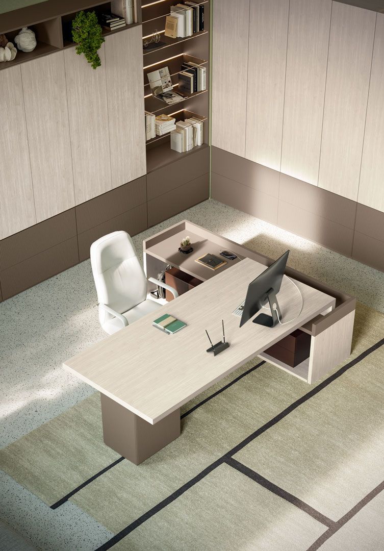 Ufficio con scrivania e sedia in legno chiaro, scaffalature integrate. Colori neutri, tappeto verde.