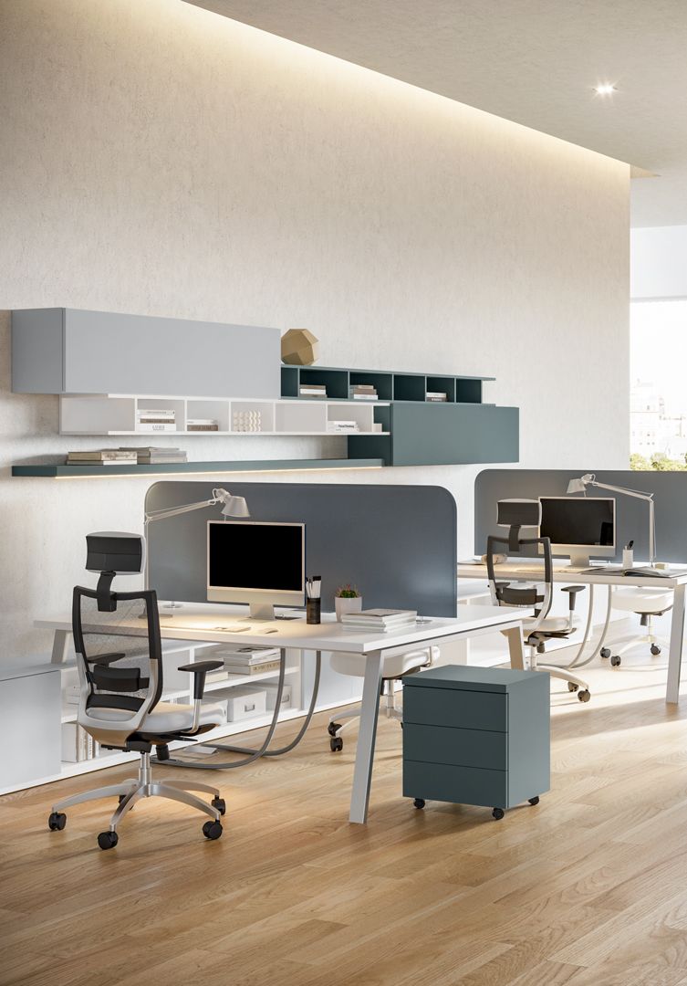 Moderno spazio ufficio con scrivanie, sedie e scaffalature nelle tonalità del grigio e del verde acqua.