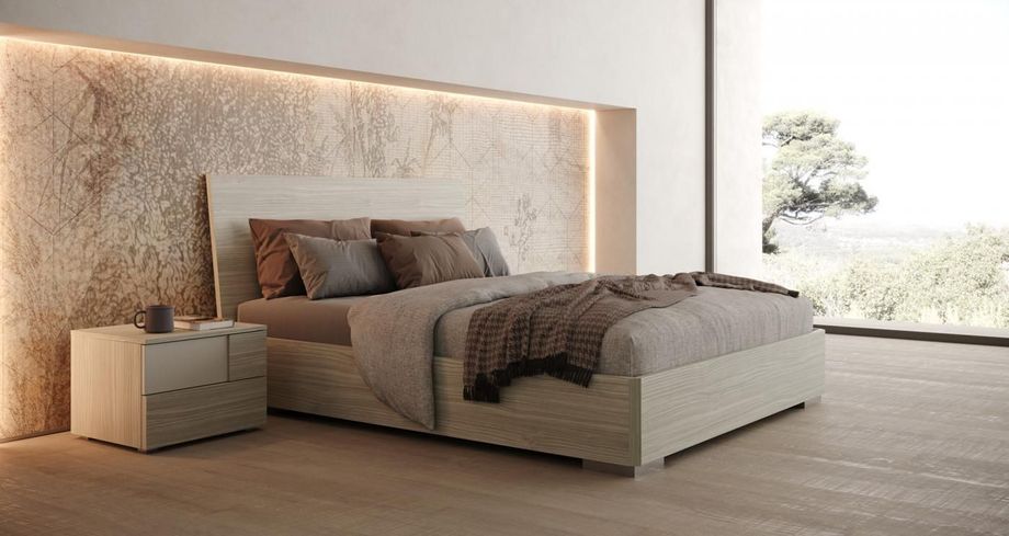 Camera da letto moderna con letto, comodino e ampia finestra con vista su un albero. Tonalità terra.