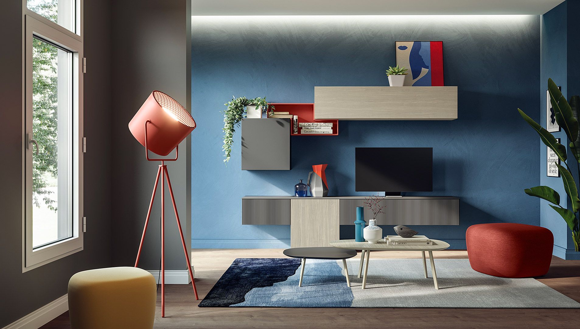 Soggiorno moderno con parete blu, mobili a muro e una lampada a treppiede rossa accanto a una finestra.