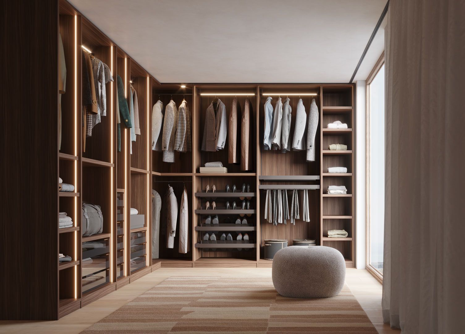 Cabina armadio con vestiti, scarpe e ripiani. Legno marrone con illuminazione. Toni neutri e un tappeto.
