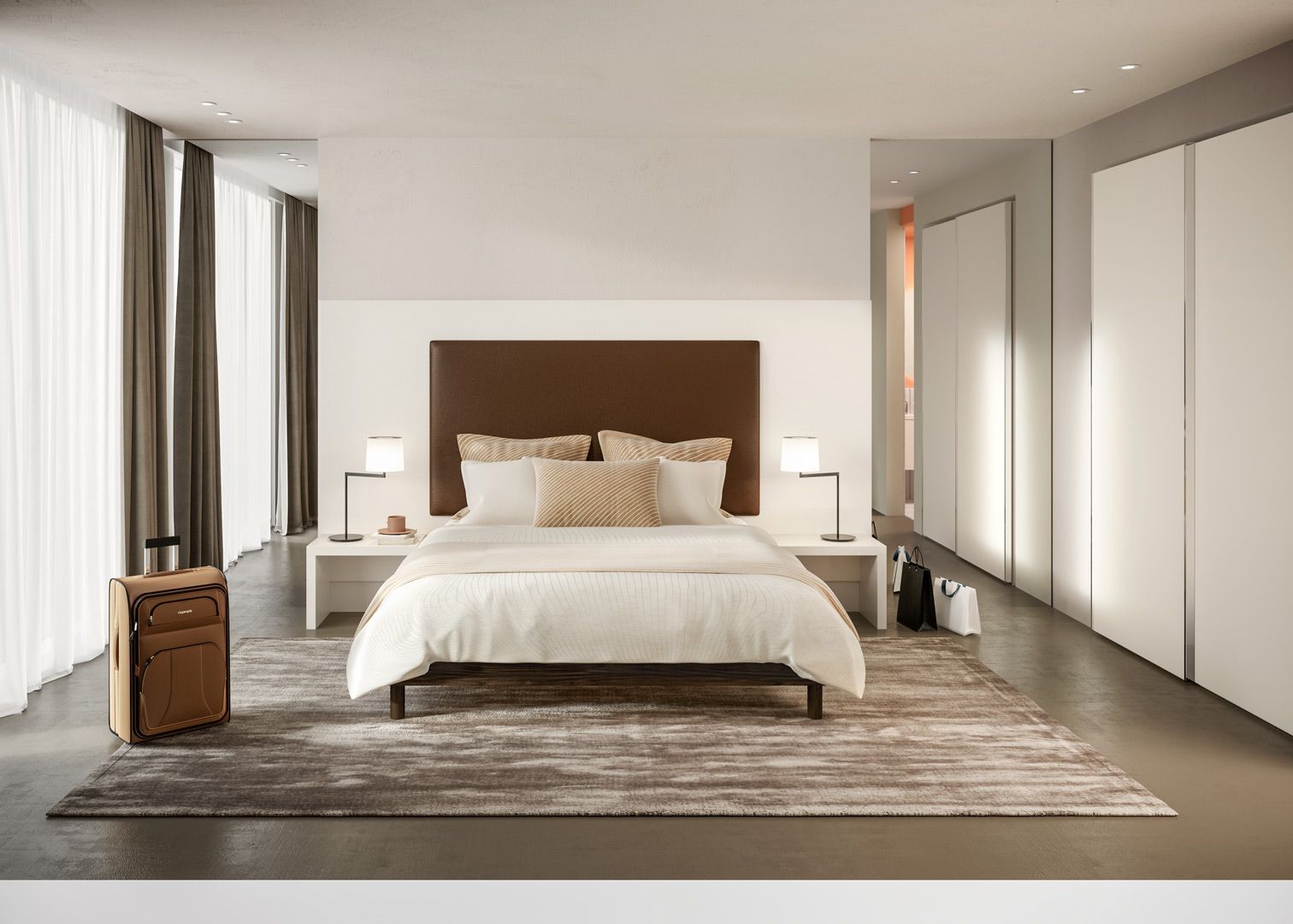 Camera da letto moderna con letto, tappeto e armadio bianco. Una valigia è appoggiata vicino a una finestra con tende scure.