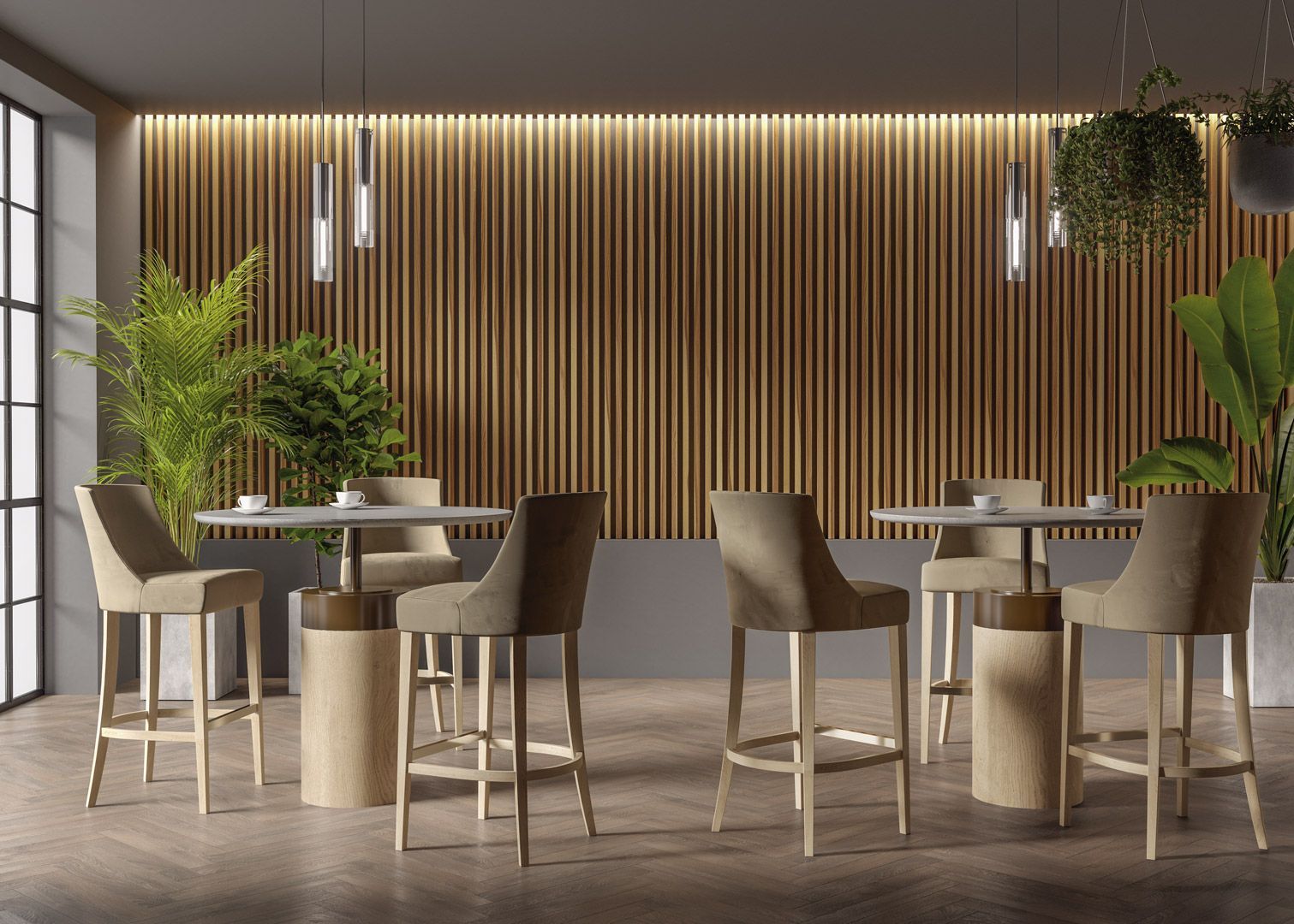 Zona bar con sedie e tavoli dai colori chiari, parete rivestita in legno e piante in vaso.