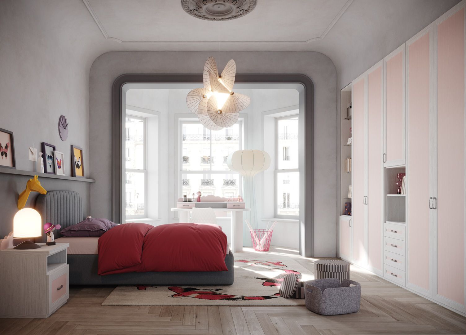 Camera da letto con letto, coperta rossa, ampia finestra e armadi a muro di colore chiaro.