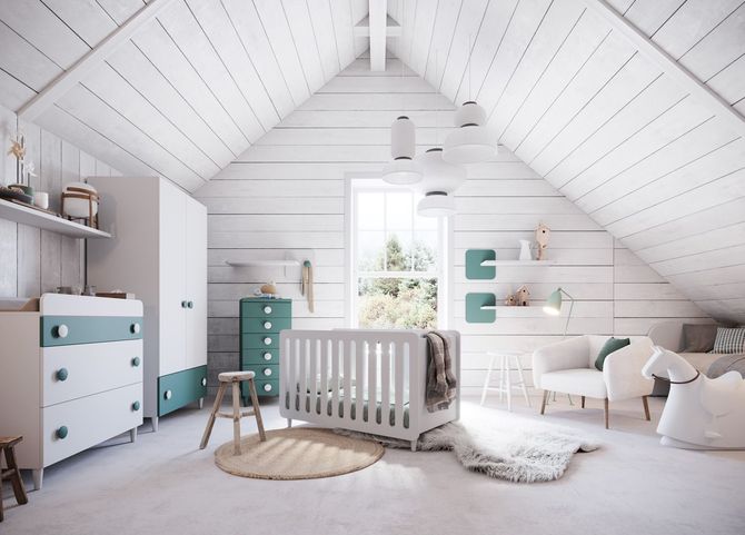 Cameretta per bambini bianca e verde acqua in mansarda con culla, cassettiera, armadio e piccola area salotto.