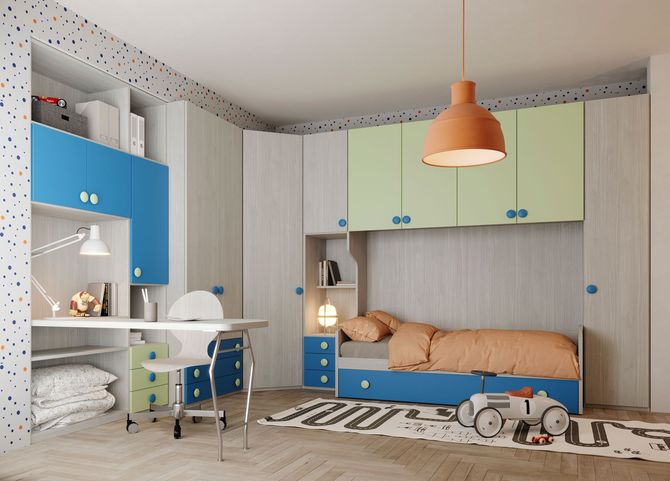 Camera da letto colorata con dettagli blu, verdi e arancioni. Letto, scrivania, mobili contenitori.