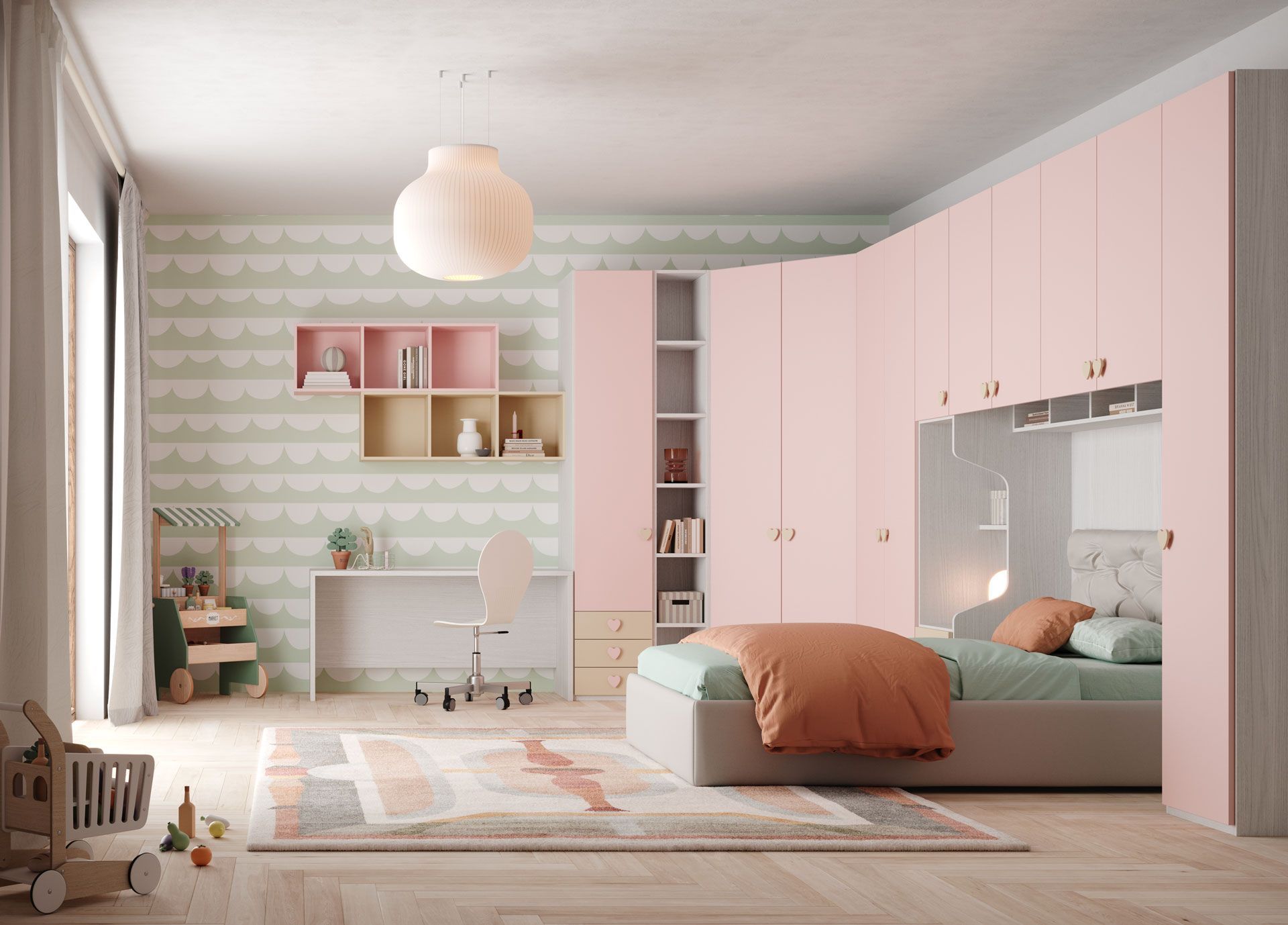 Una cameretta per bambini con mobili rosa, scrivania, letto e contenitore. Colori tenui e un'atmosfera giocosa.