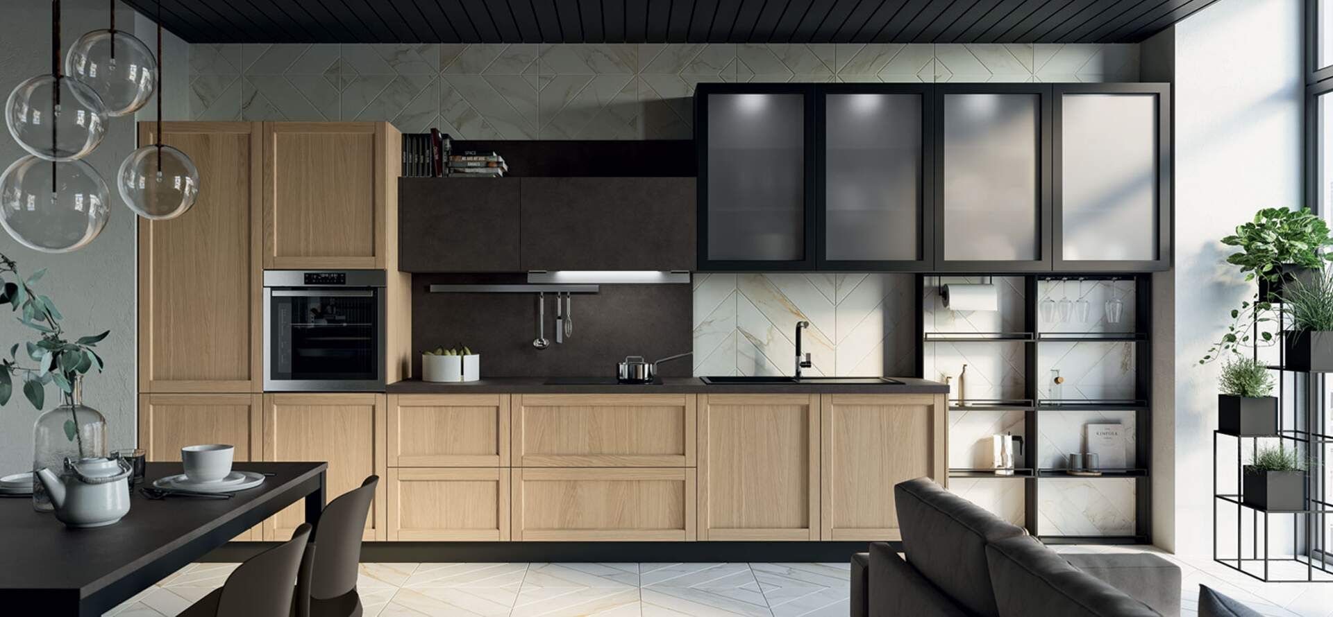 Cucina moderna con mobili in legno chiaro, ripiani neri e pensili con ante in vetro.