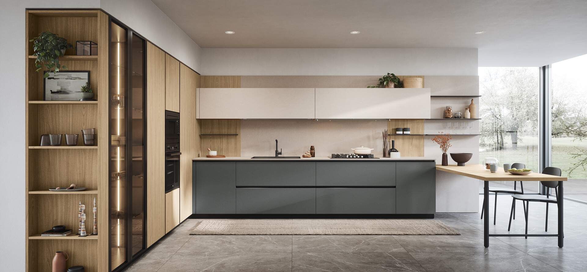 Cucina moderna con mobili grigi, dettagli in legno e tavolo da pranzo vicino alla grande finestra.