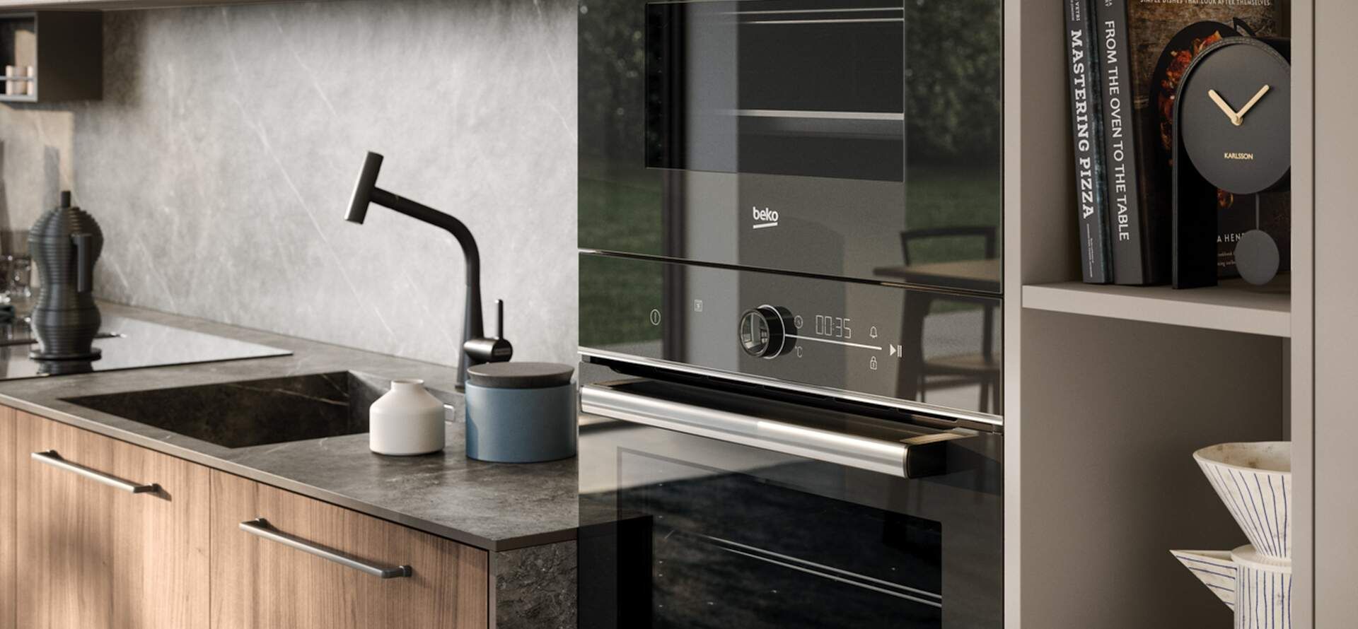 Cucina moderna con mobili in legno, lavello nero, forno e scaffali aperti con libri e un orologio.