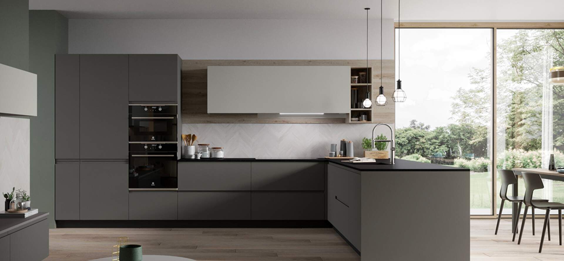 Moderna cucina grigia con ripiani scuri e una grande finestra che si affaccia su un cortile verde.