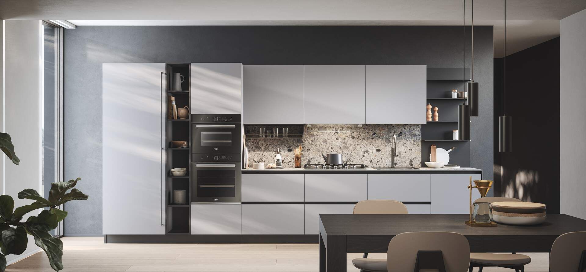 Cucina moderna con mobili grigio chiaro, paraschizzi scuro e zona pranzo con tavolo e sedie scuri.