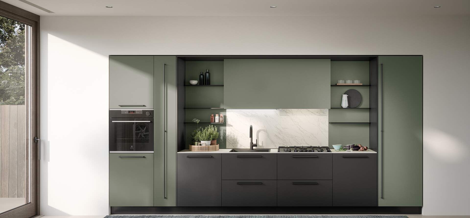 Cucina moderna con mobili verde oliva, mobili base grigio scuro, piano di lavoro chiaro e paraschizzi in marmo.