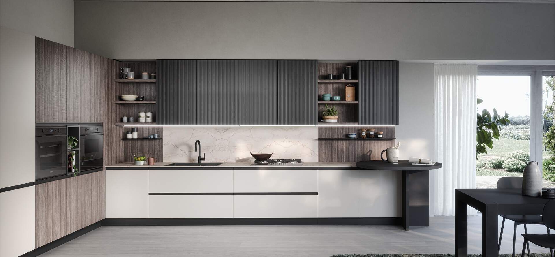 Cucina moderna con mobili in legno, dettagli grigi e vista sull'esterno.