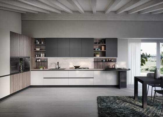 Cucina moderna con mobili grigi e in legno, ripiani bianchi e tavolo da pranzo.