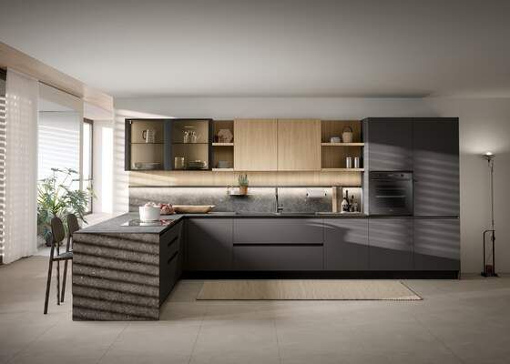 Cucina moderna con mobili grigio scuro, dettagli in legno e piano di lavoro avvolgente.