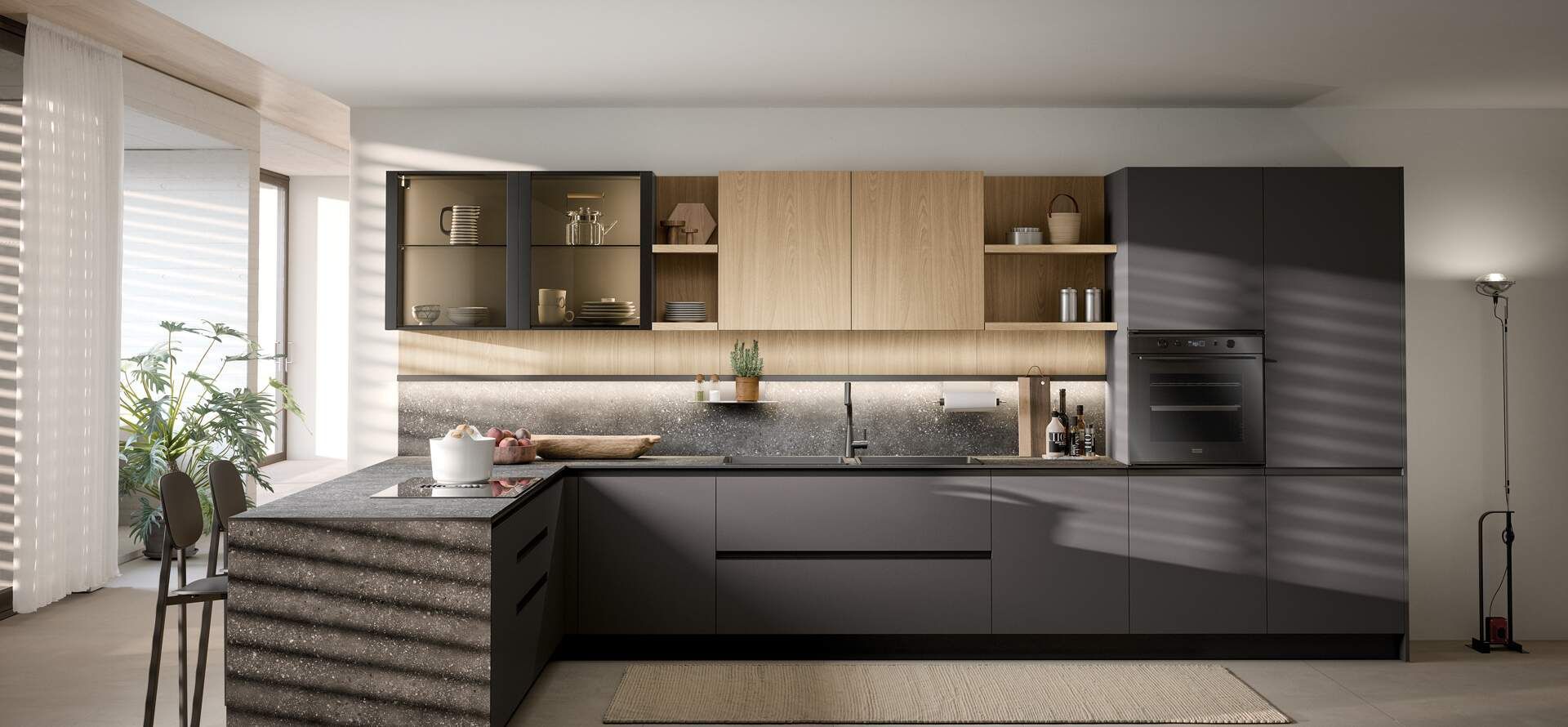 Cucina moderna con mobili grigi, dettagli in legno e una finestra con persiane.