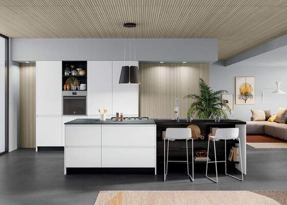 Cucina moderna con mobili bianchi, isola scura e due sgabelli da bar.