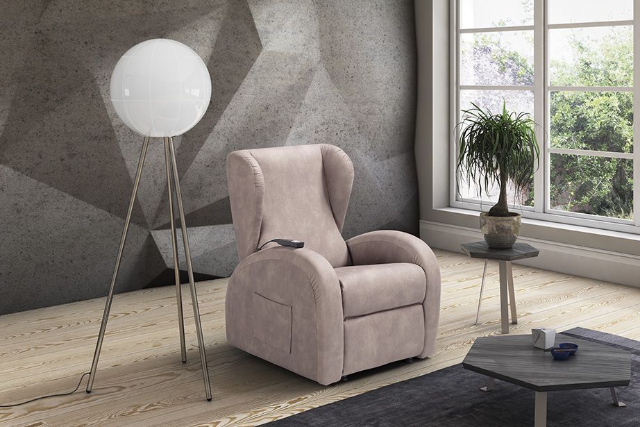 Poltrona reclinabile rosa in un soggiorno moderno con una grande lampada a globo.