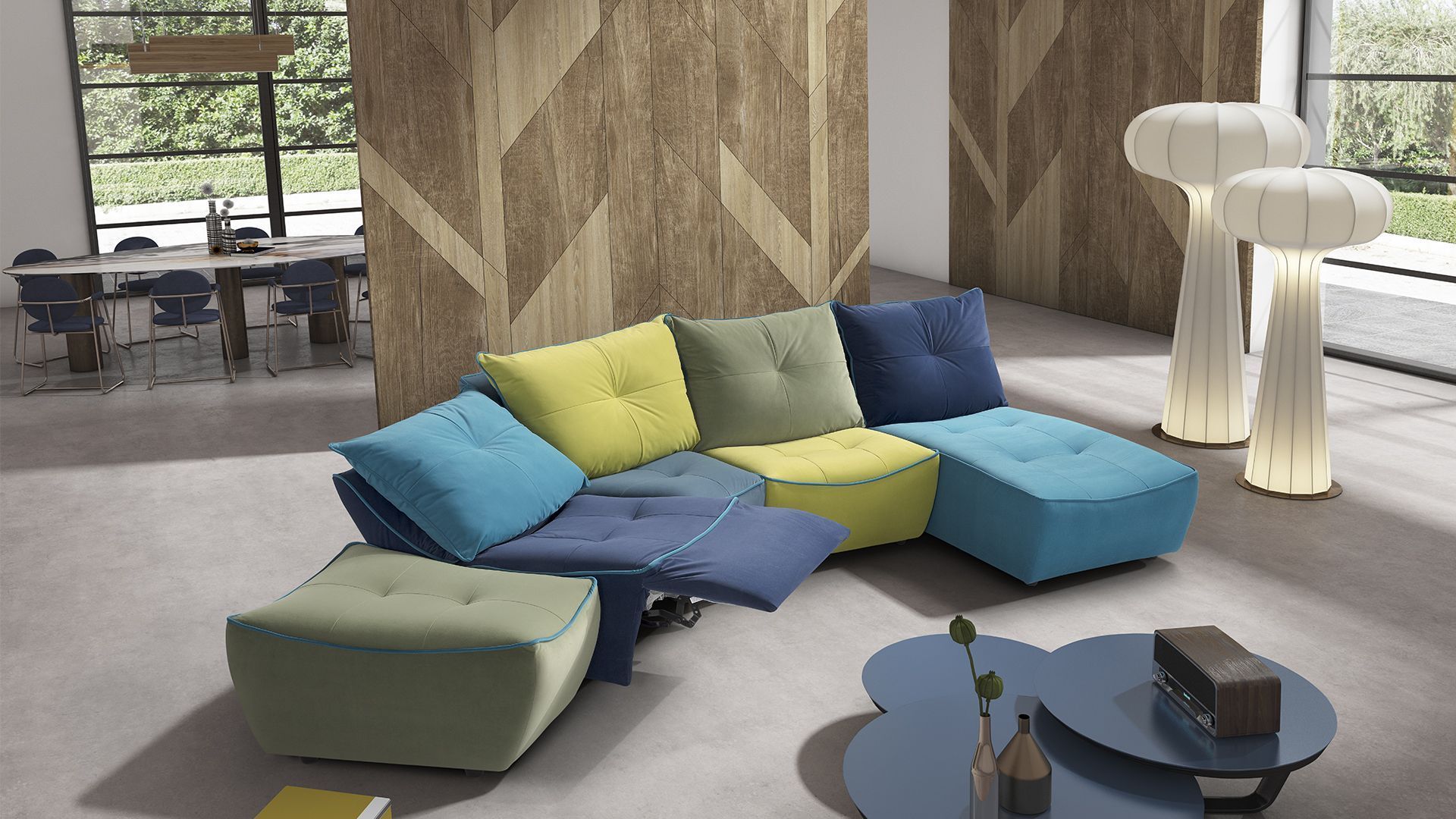 Divano modulare colorato in un soggiorno moderno con pannelli murali unici.