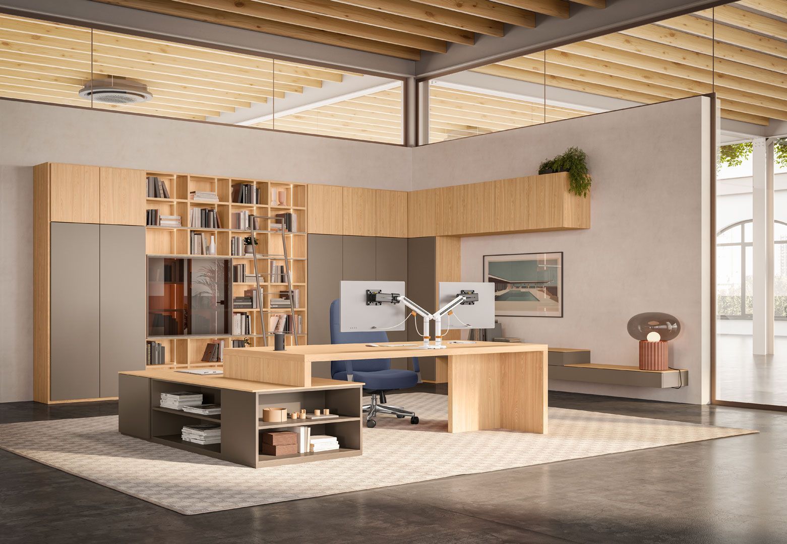 Ufficio moderno con scrivania in legno, librerie e due monitor. Luminoso e arioso, con tappeto e finestra.