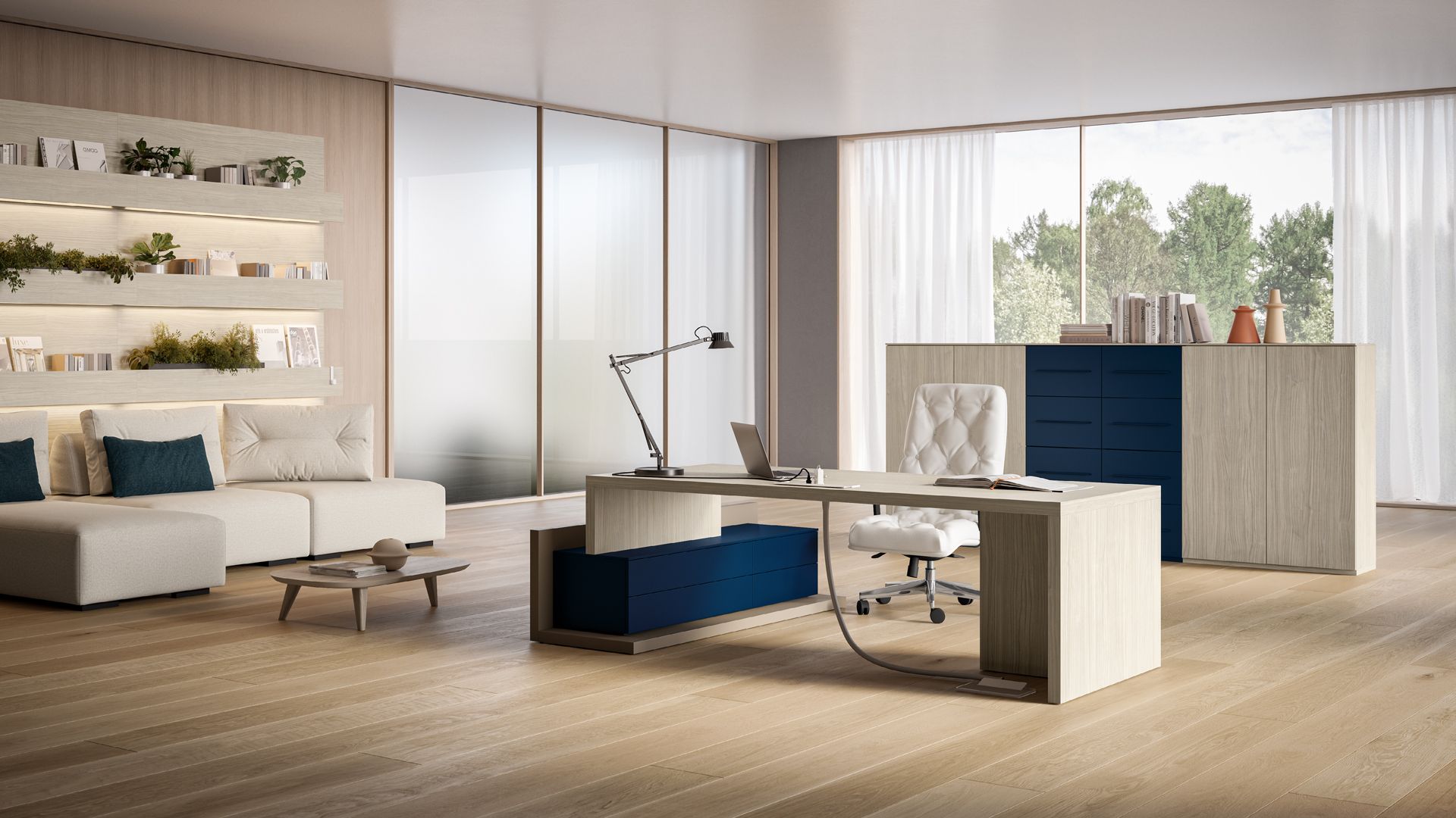 Interno di un ufficio moderno con scrivania, divano, armadietti e ampia finestra con vista sugli alberi.