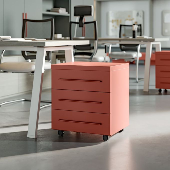 Cucina moderna con mobili bianchi, isola nera e posti a sedere.