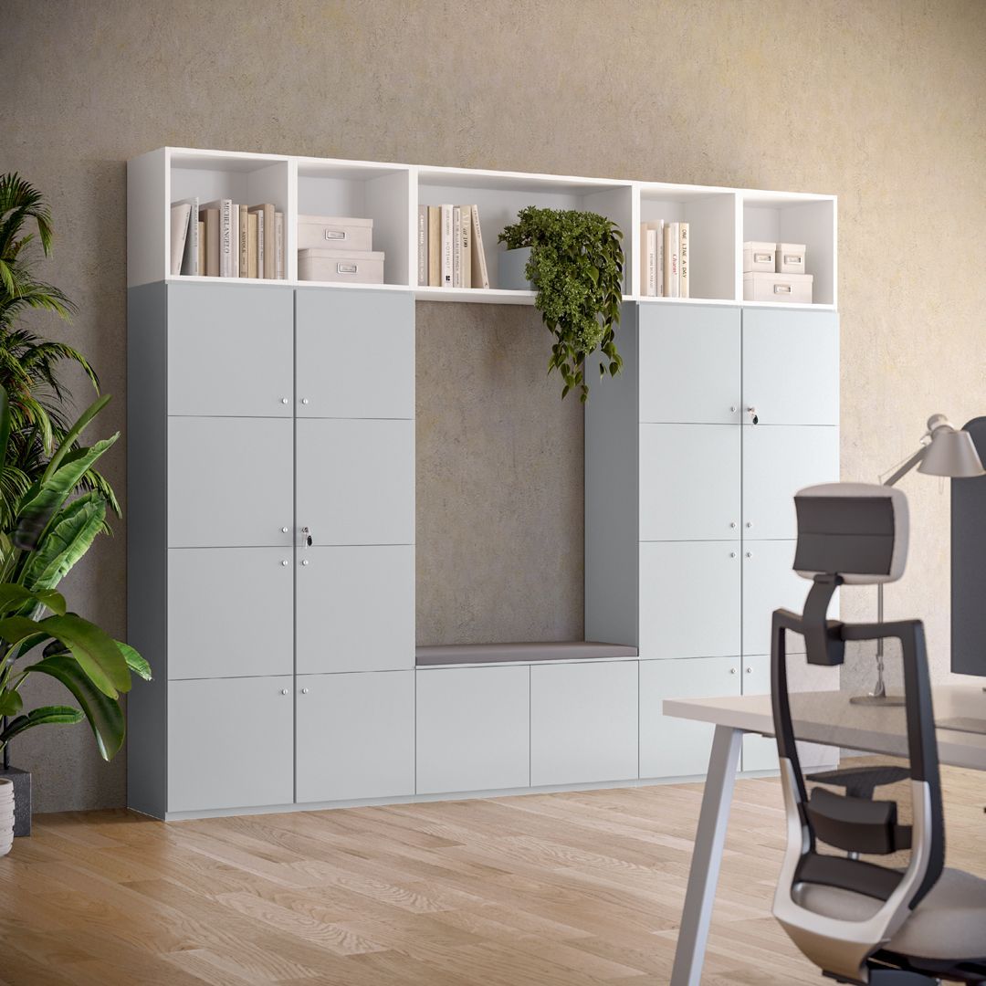 Mobile contenitore per ufficio con armadi e scaffali, azzurro e bianco, in un ambiente ufficio con piante.