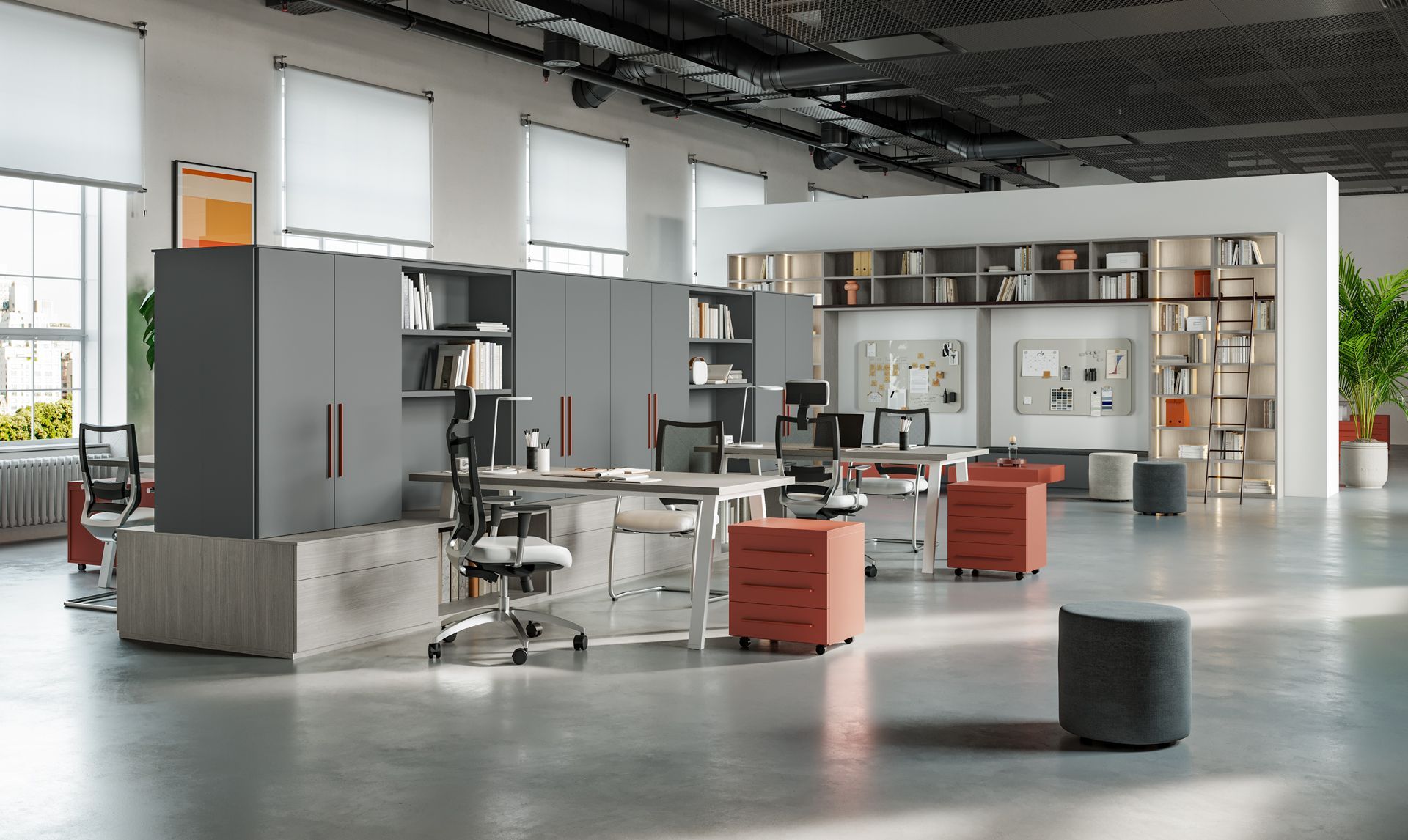 Interno di un ufficio moderno con scrivanie, contenitori e uno sgabello cilindrico grigio.