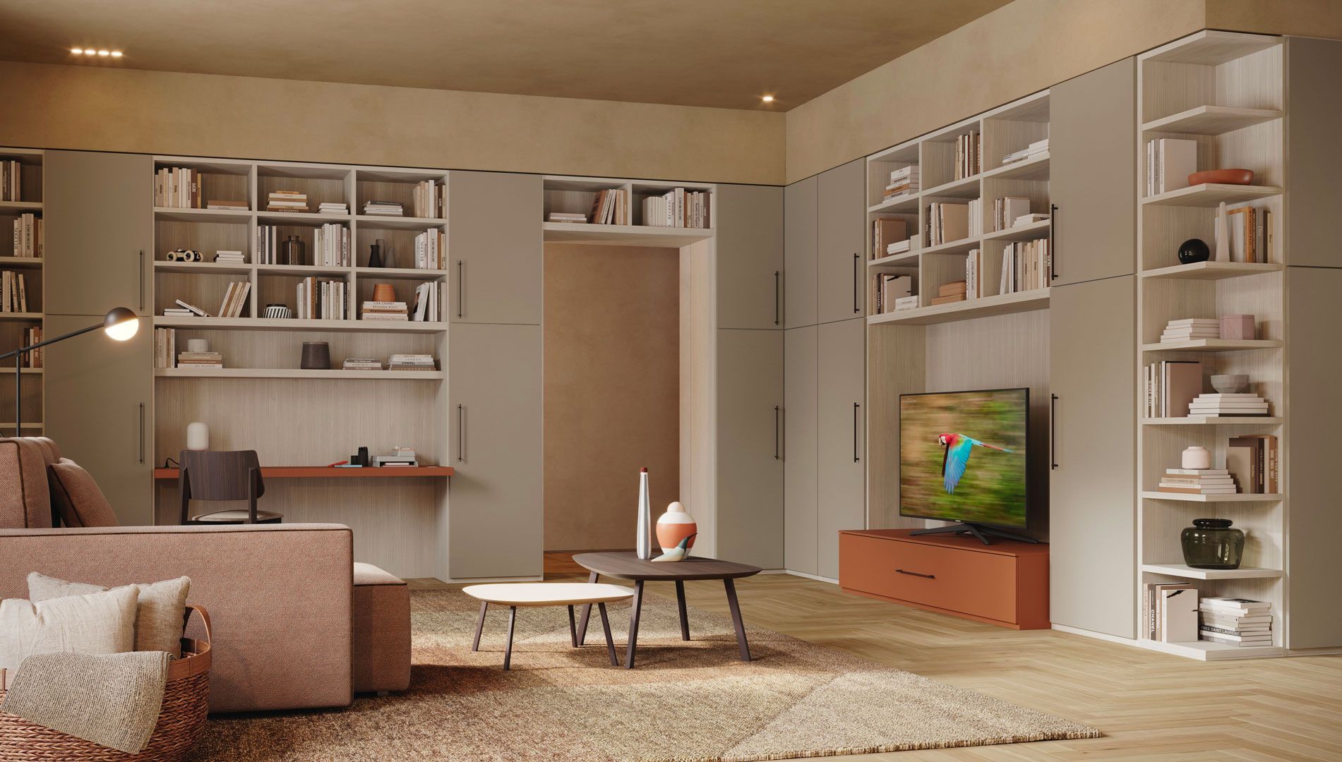 Soggiorno con librerie a muro, TV, scrivania e divano. Toni neutri con un tocco di ruggine e verde sulla TV.