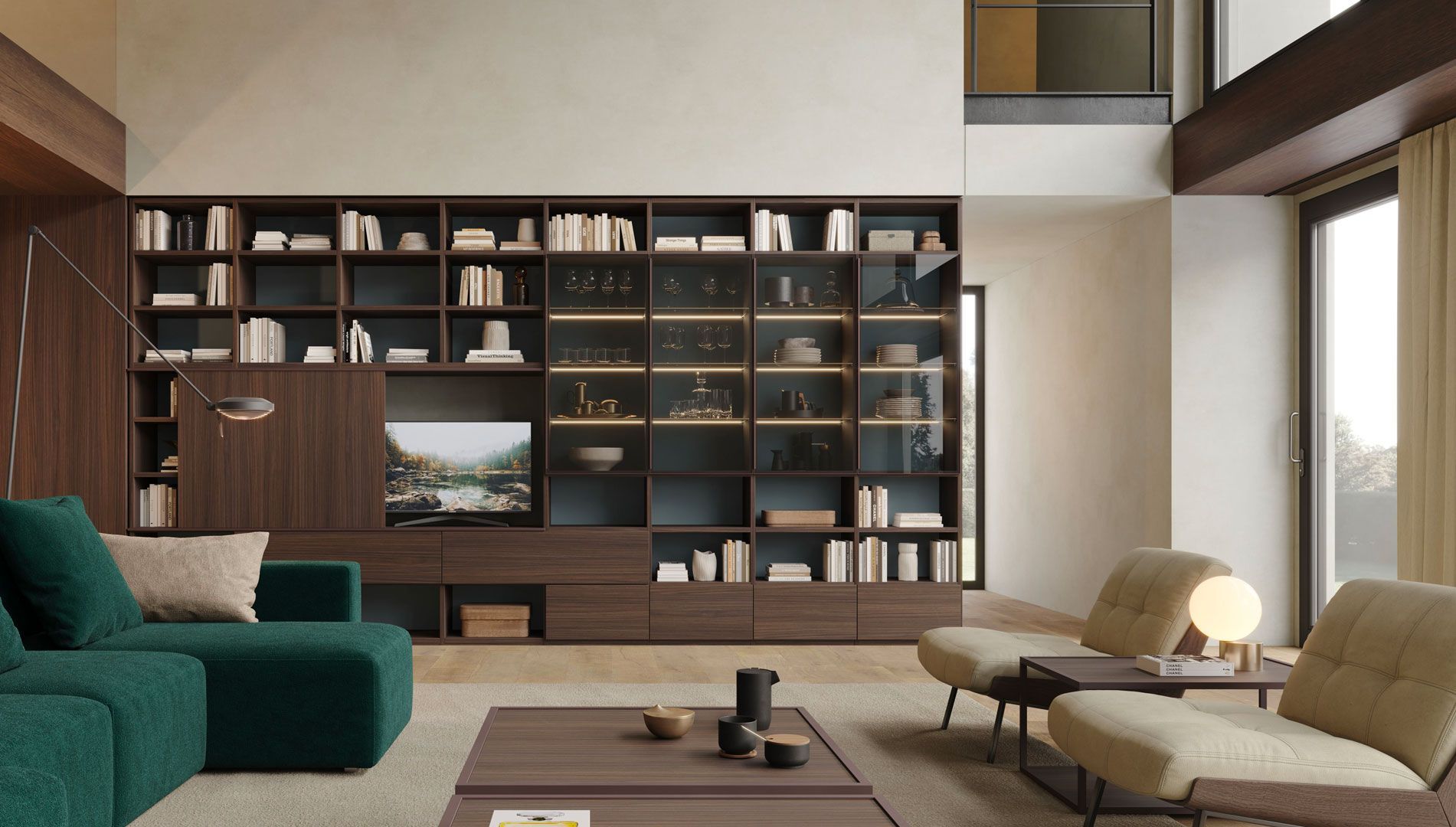 Soggiorno con divano verde, due sedie, librerie in legno integrate e TV.