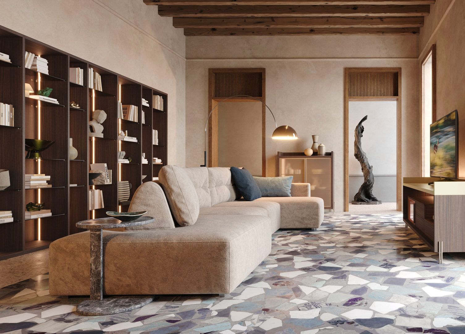 Soggiorno con divano beige, librerie, scultura decorativa, pavimento a motivi.