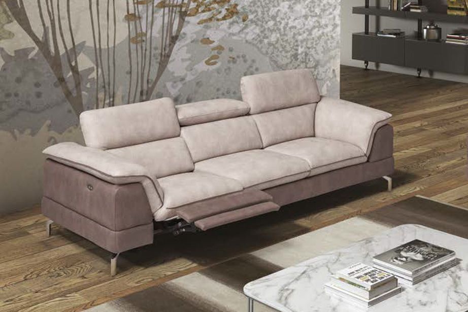 Divano reclinabile beige e marrone in un soggiorno moderno.