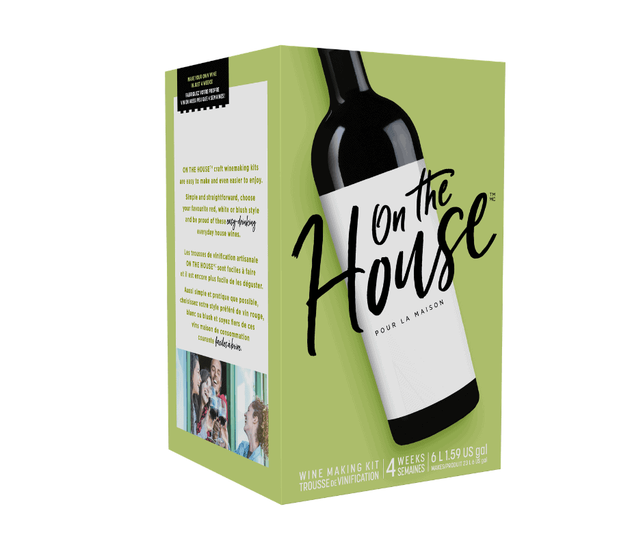 Une bouteille de vin offerte par la maison est dans une boîte