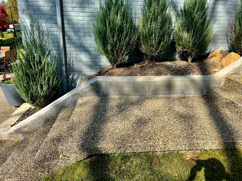 Retaining wall garden planter exposed aggregate concrete