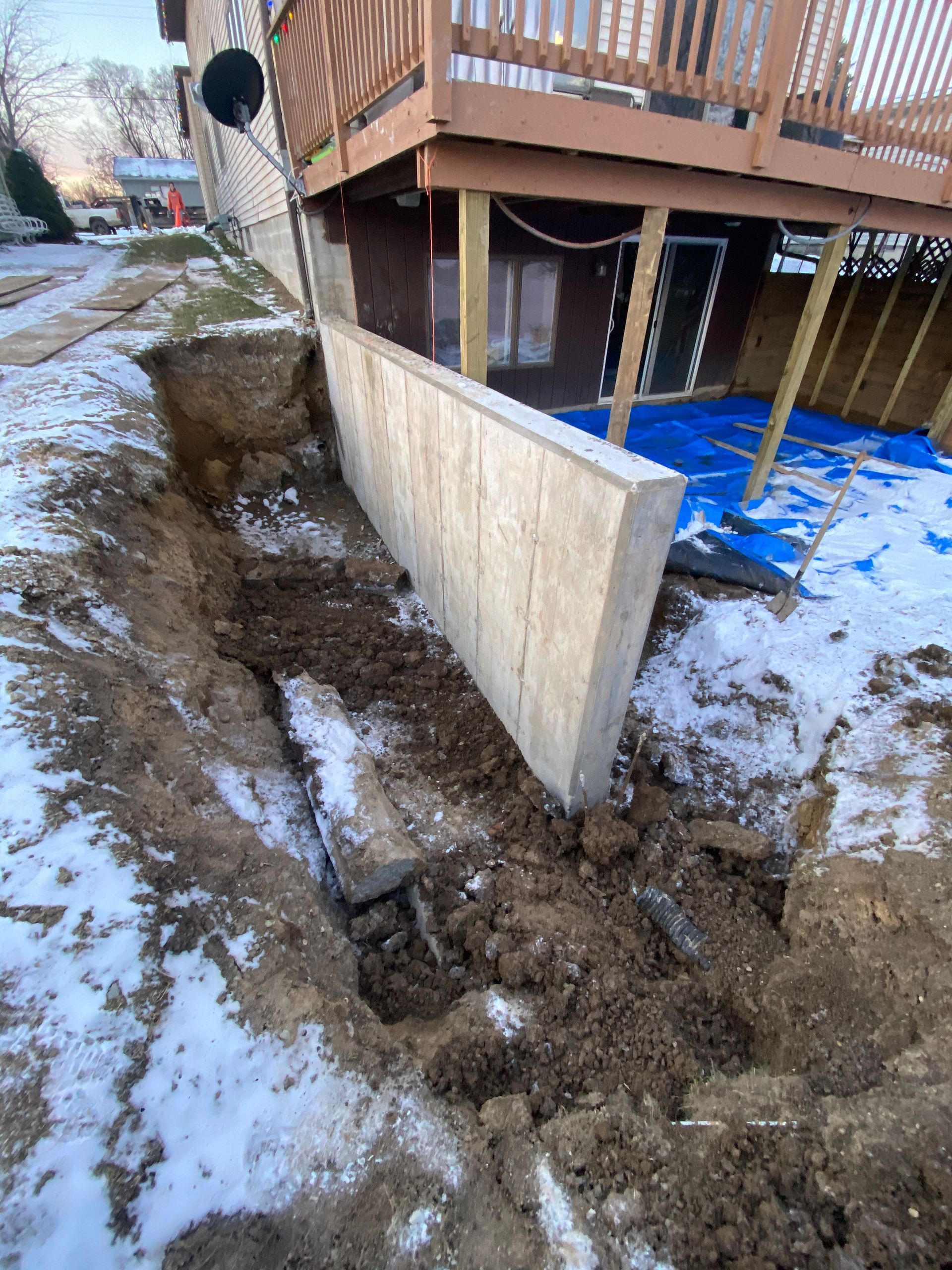 Concrete retaining wall