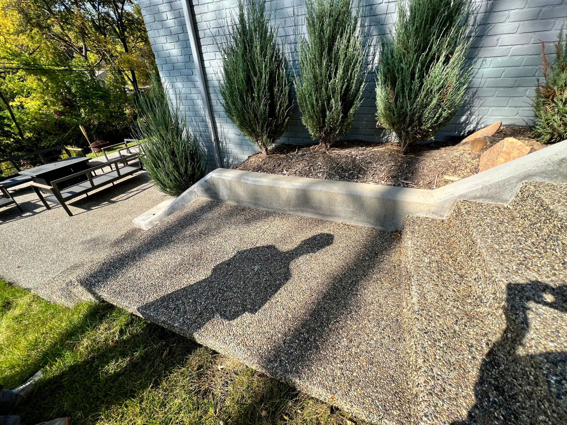 Concrete retaining wall planter