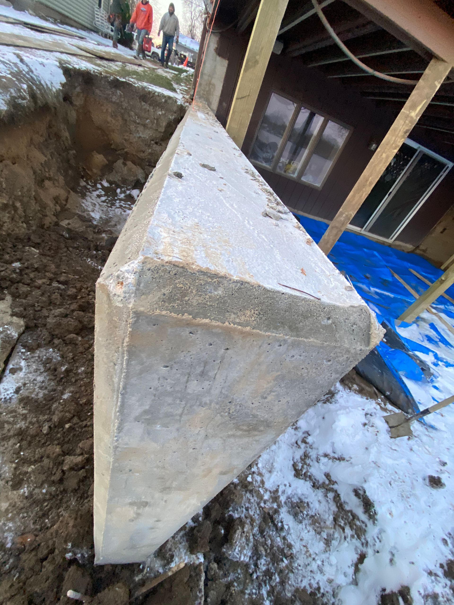 Concrete retaining wall