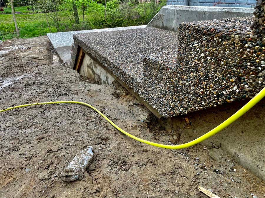 Exposed aggregate cantilevered steps