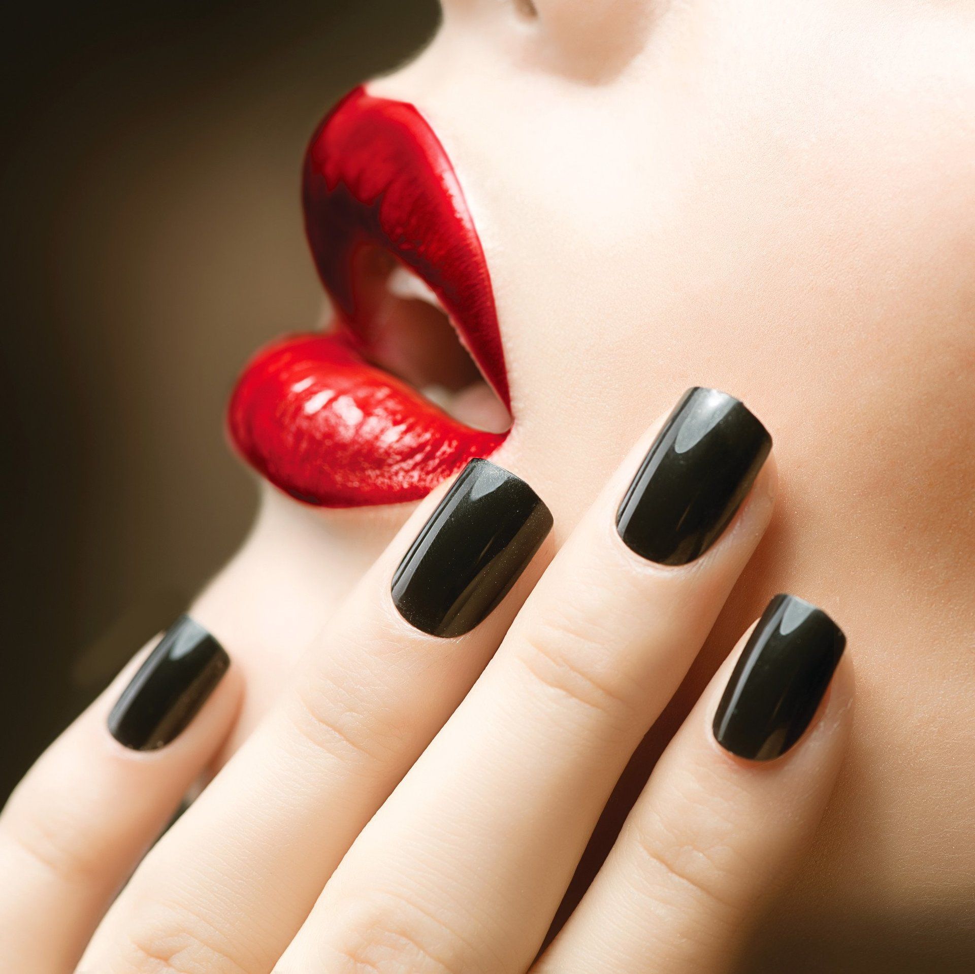 model showing black gloss nails with red lips