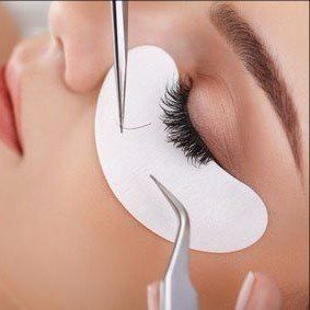 model receiving semi-permanent eyelash extensions