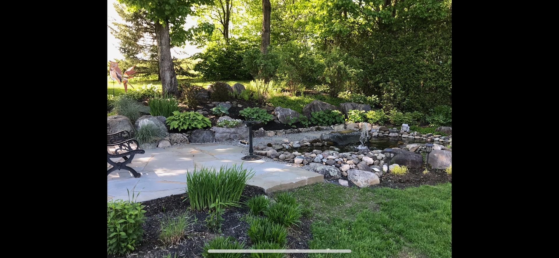 Il y a un banc au milieu du parc.