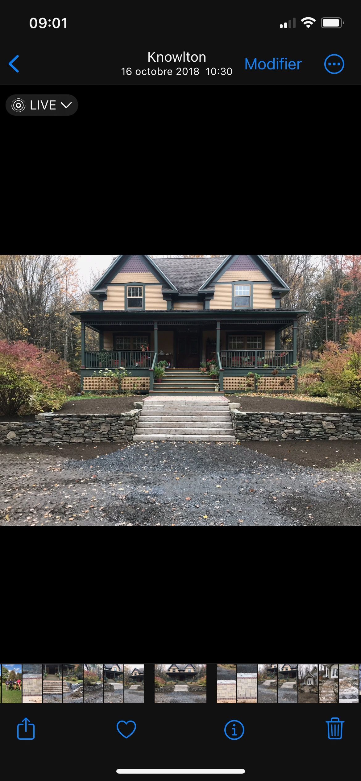 Une photo d'une maison sur un téléphone portable.