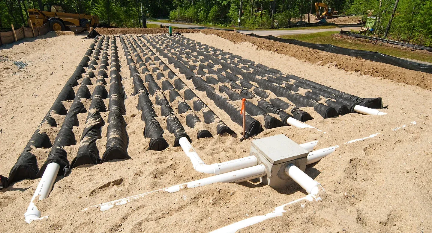 Un système septique est en cours de construction dans le sable.
